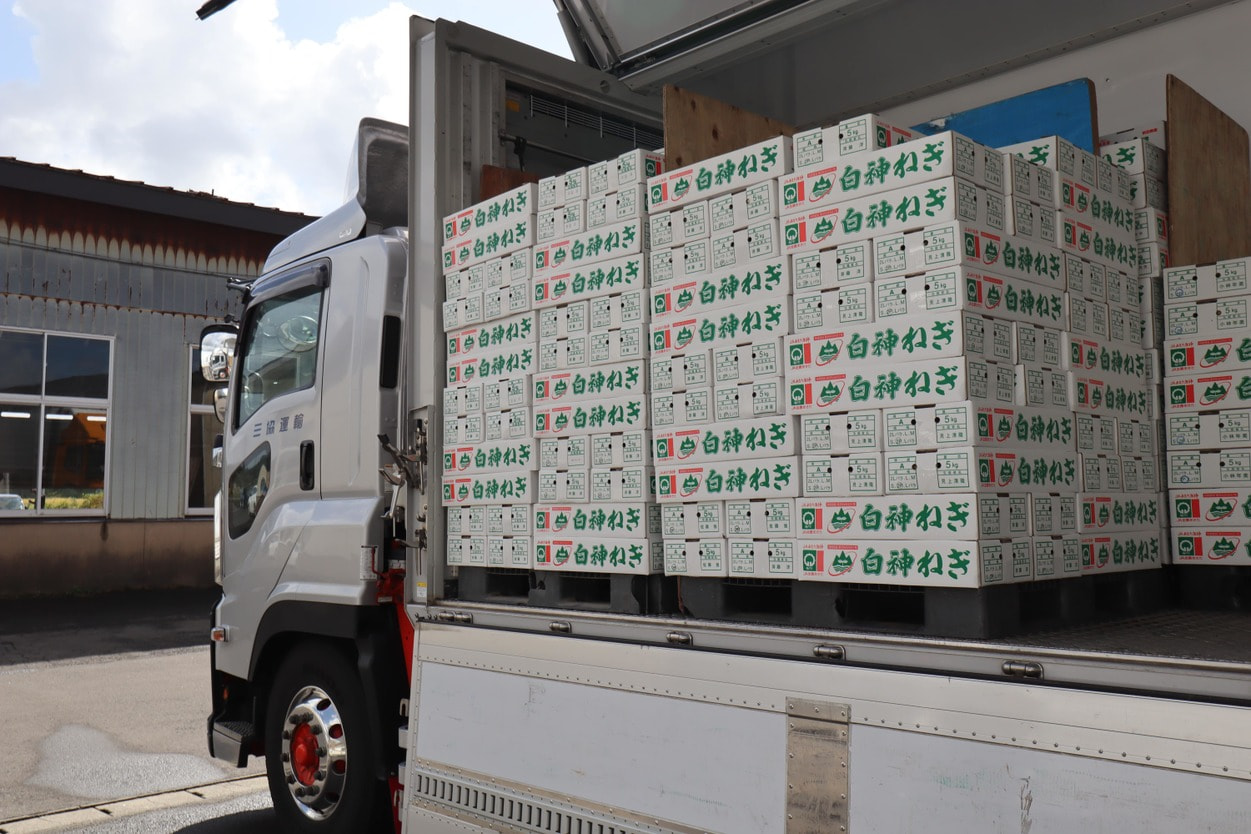 ＪＡあきた白神　トラックへ積み込み