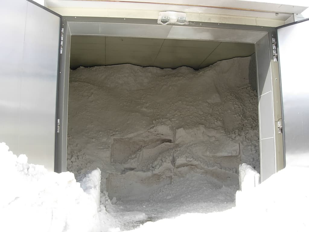 南郷トマト選果場　雪室内