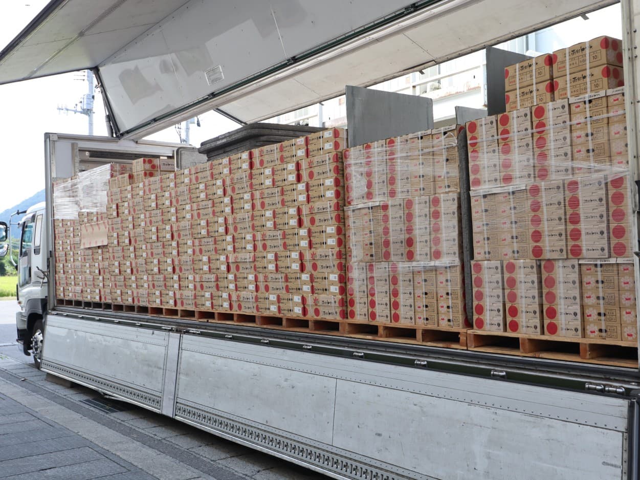 南郷トマト　トラックに積み込み